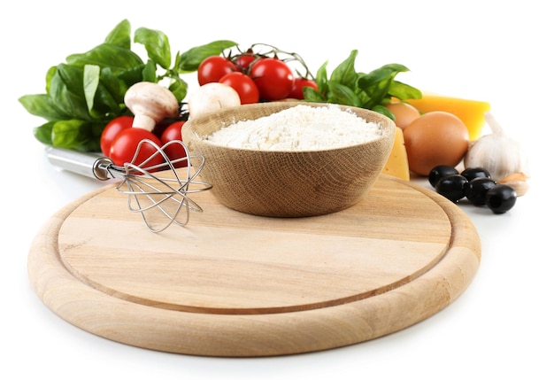 Miska świeżych składników na stole